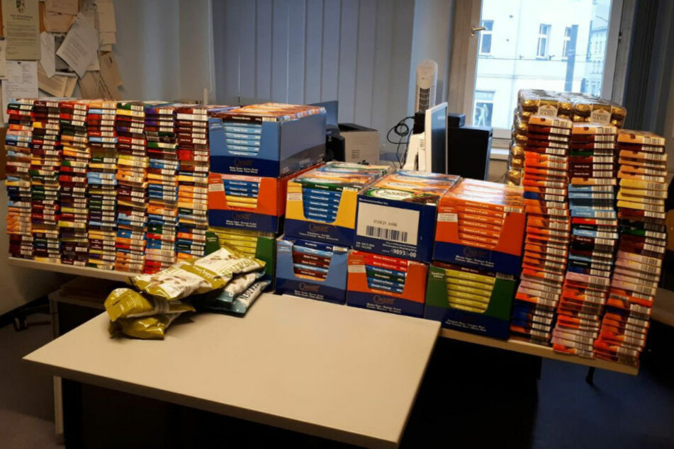 Bei einer Wohnungsdurchsuchung in Berlin-Lichtenberg haben Polizeibeamte gestohlene Schokolade im Wert von fast 2000 Euro sichergestellt.