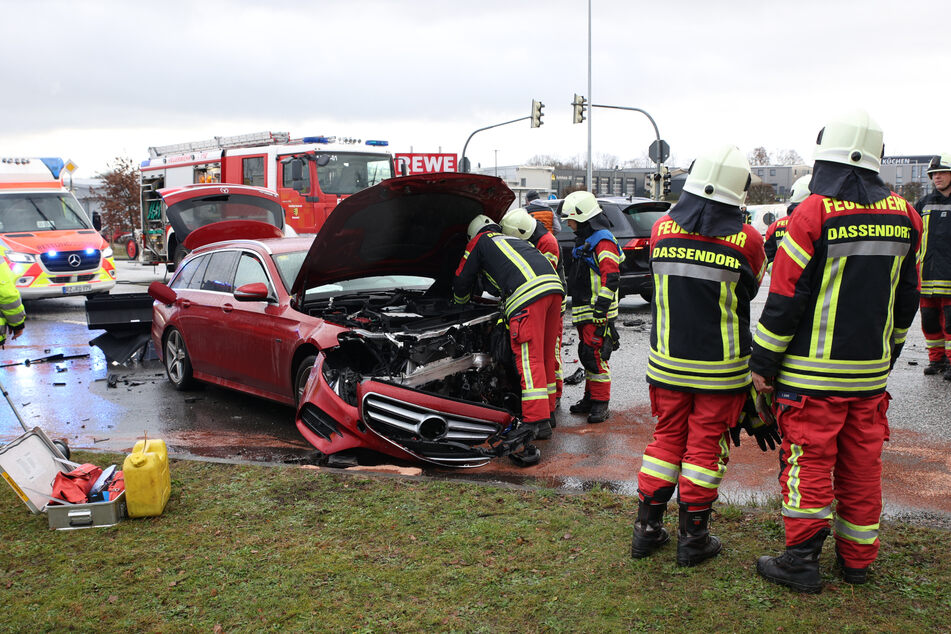 Bei einem Unfall in der Nähe von Dassendorf ist am Samstagmittag eine Person leicht verletzt worden. Zuvor war offenbar die Ampel ausgefallen.