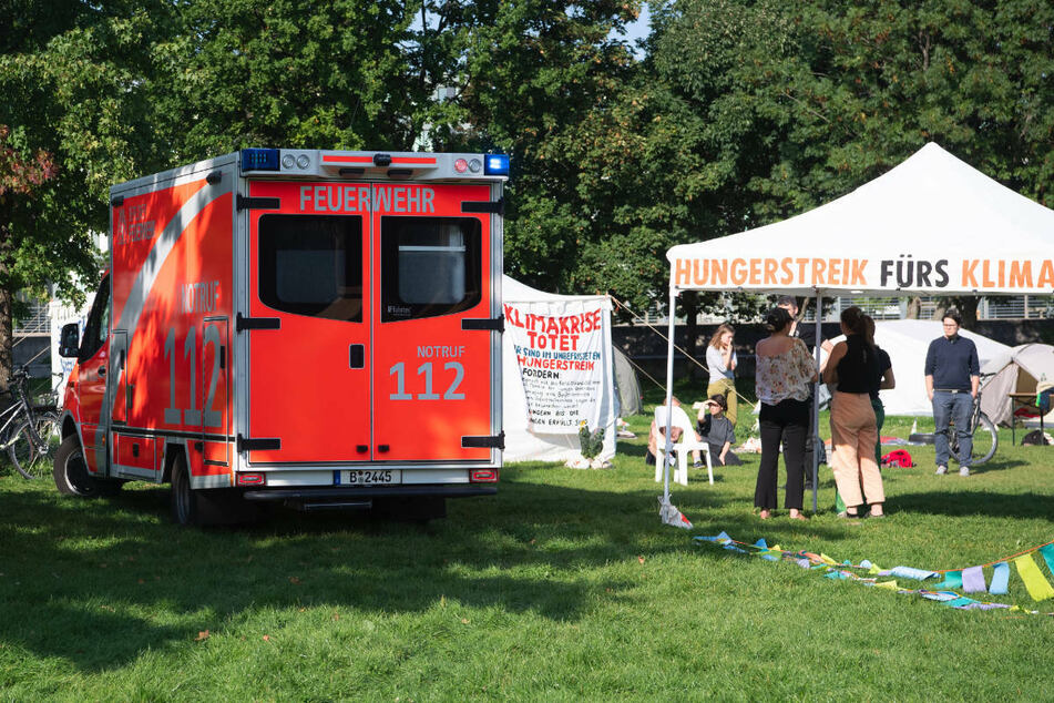 Bereits am Dienstag war ein junger Mann im Hungerstreik vorübergehend in ein Krankenhaus gebracht worden, machte danach aber weiter.