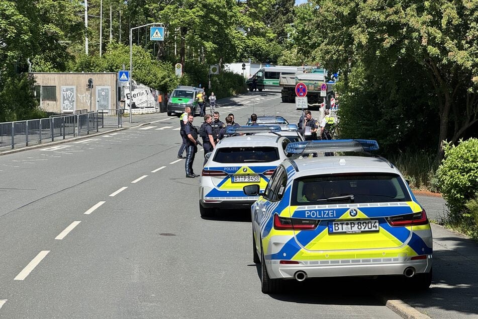 Zahlreiche Polizeiautos sind vor Ort.