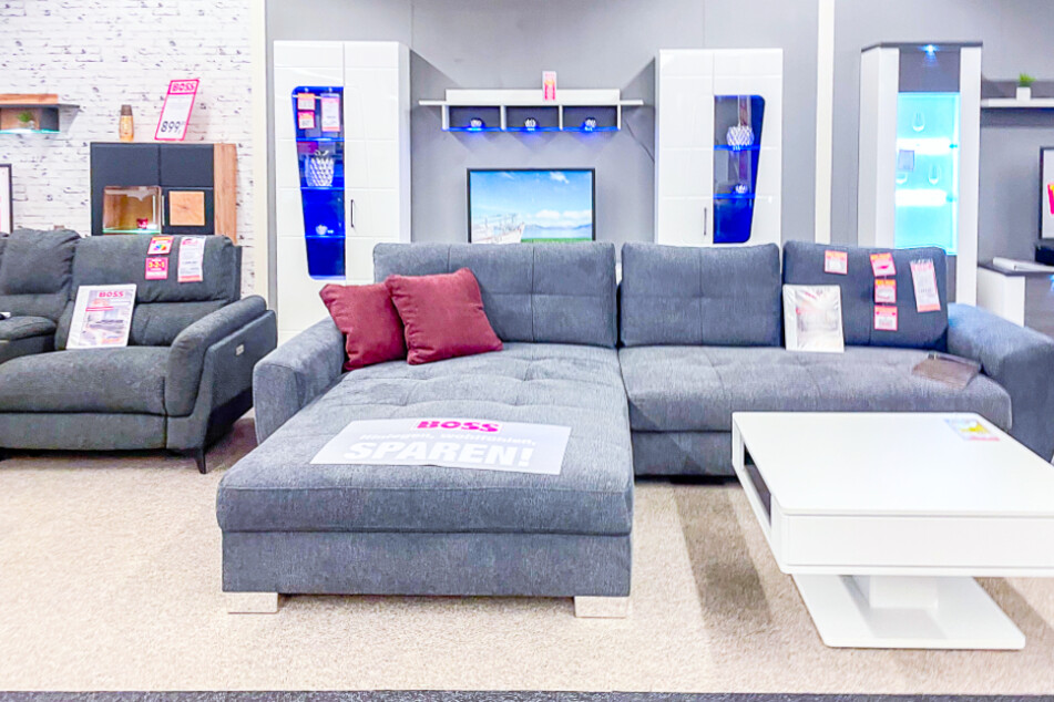 Bei Möbel Boss in Görlitz gibt's u. a. Sofas, Wohnlandschaften, Couchtische und Co. super günstig.