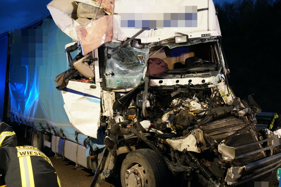 Unfall A8: Lastwagenfahrer in Fahrzeug eingeklemmt und schwer verletzt