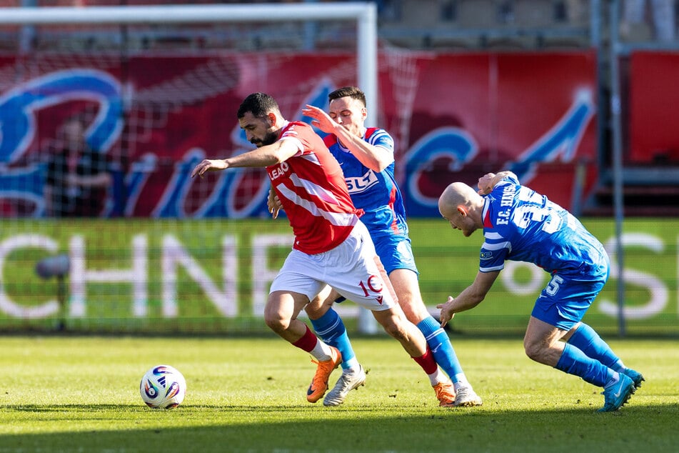 Ausnahmekönner Tolcay Cigerci (31, l.) verzettelte sich zuletzt mehrfach und bekam im Pokal eine schöpferische Pause – die auch für die Liga gilt?