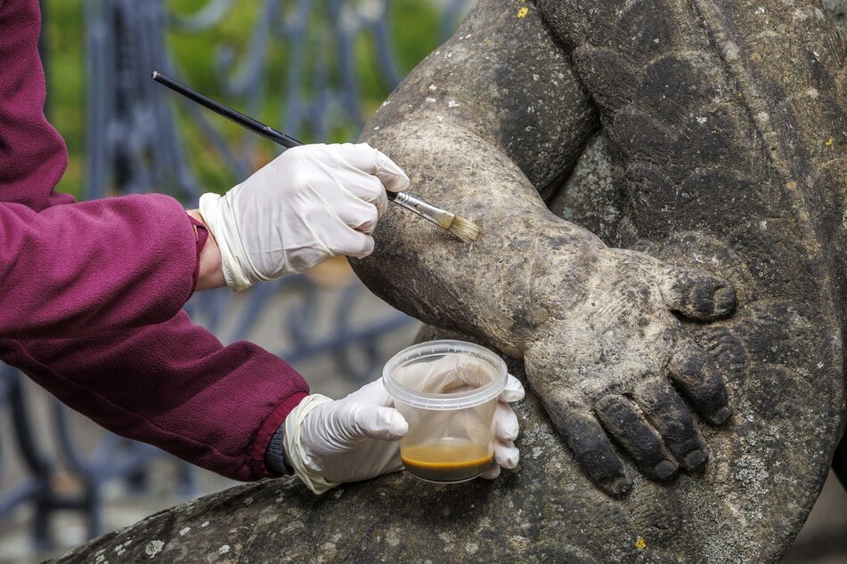 Nicht nur der Flügel des Putto wurde beschädigt. Die gesamte Statue war durch die Einwirkung schwerer Schläge mit einem Gegenstand gezeichnet.