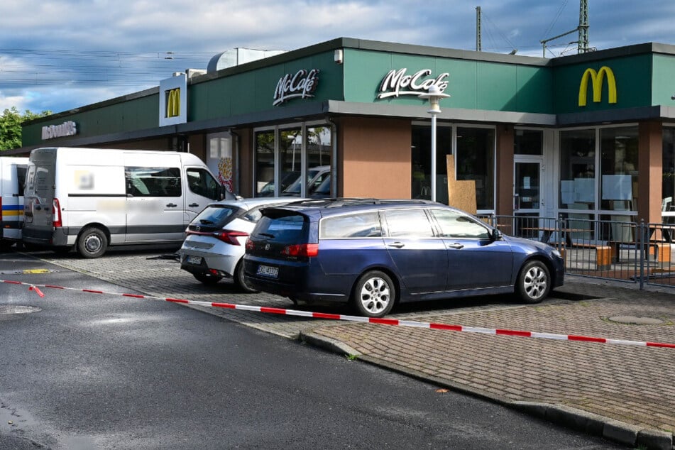 Weiß-rotes Flatterband vor dem McDonald's an der Hansastraße macht deutlich, dass es hier derzeit keine Burger und Pommes gibt.