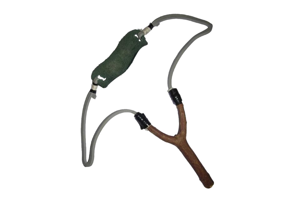 Per Zwille schoss der Angeklagte auf die Eingangstür des Henwi-Kaufhaus' in Döbeln. (Symbolfoto)