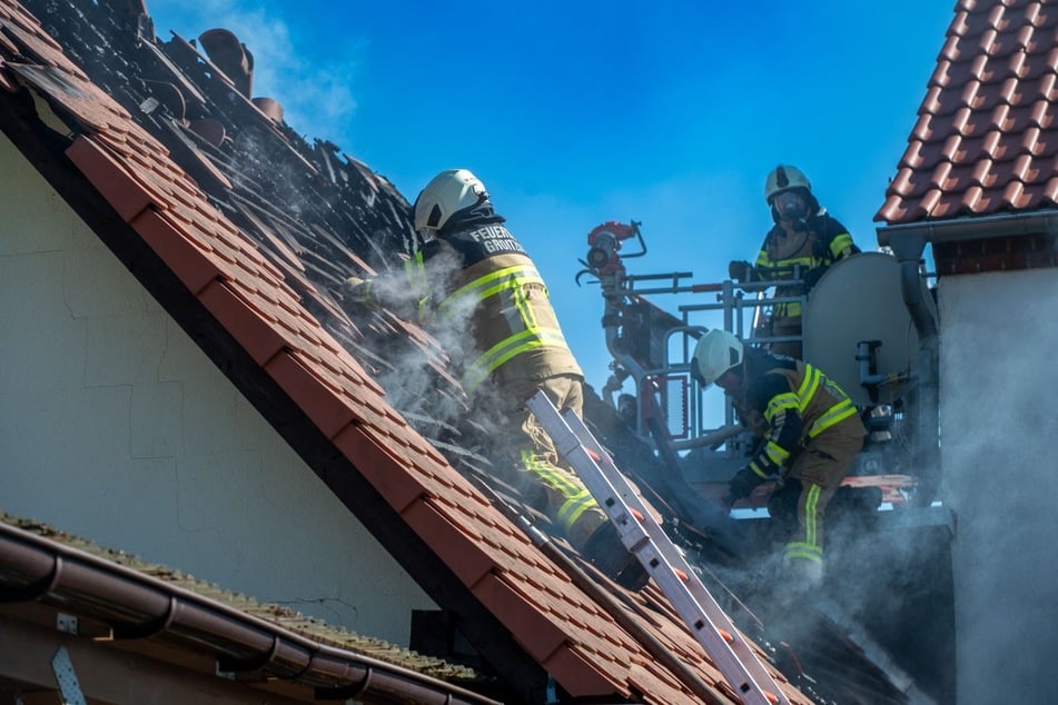 Über das Dach kämpfte sich die Feuerwehr zum Brandherd vor.