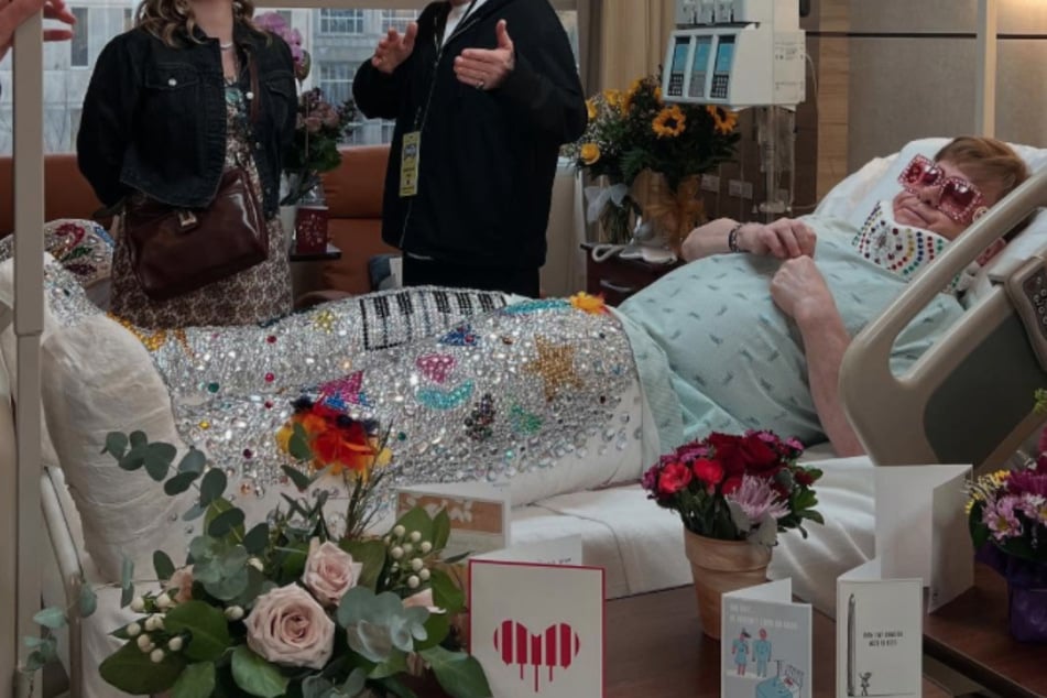 Fans zijn bezorgd: Elton John meldt zich met foto vanuit het ziekenhuis