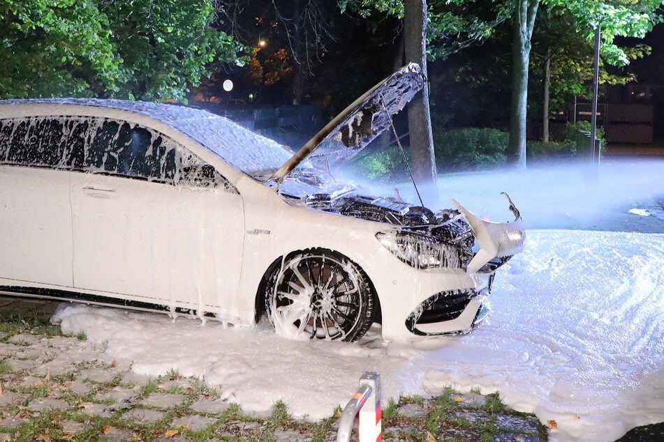 Der Mercedes geriet plötzlich vor einem Wohnhaus am Otto-Dix-Ring, Ecke Curt-Querner-Straße, in Brand.