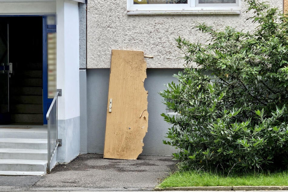 Die Beamten stürmten eine Wohnung! Am Tag nach dem Einsatz war die völlig demolierte Tür vor dem Wohnhaus zu sehen.