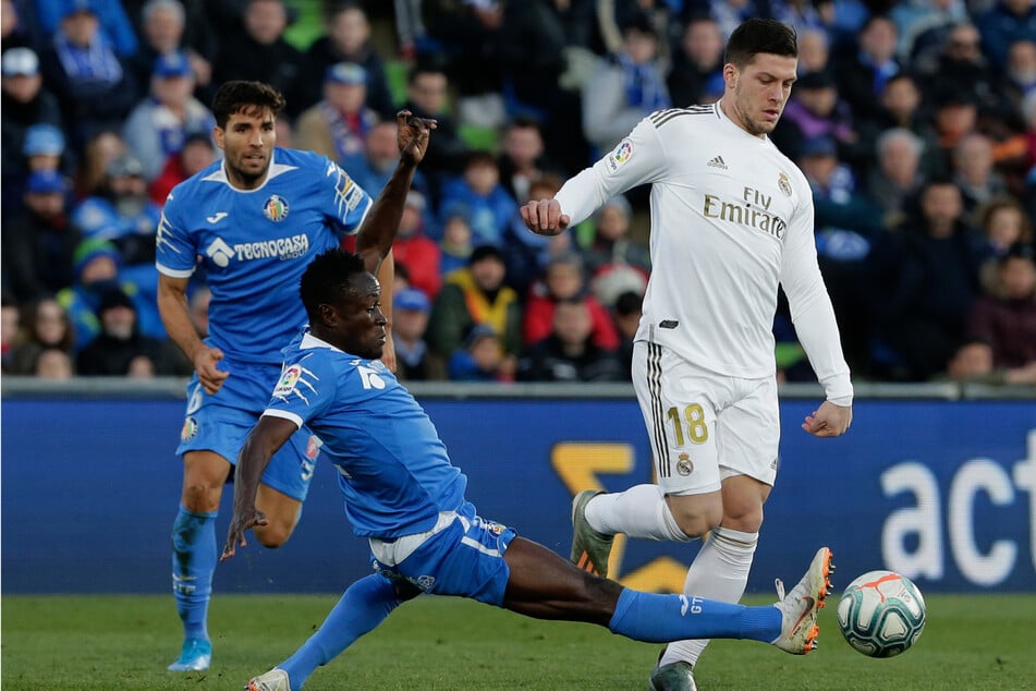 Zu Real Madrid war Jovic (r.) 2019 für stolze 63 Millionen Euro gewechselt, hatte sich bei den Königlichen nie wirklich durchsetzen können.