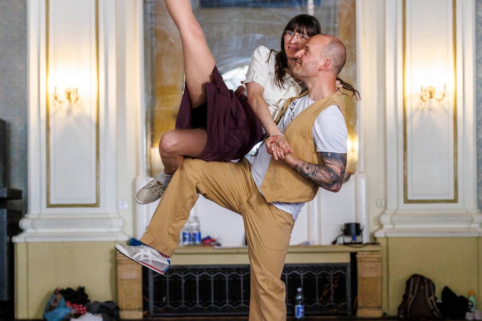 Lieben den Swing: Jens Rahnfeld (48) wirbelt seine Tanzpartnerin Madlen Paul (32) in die Luft.