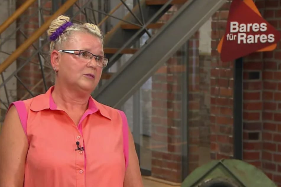 Angelika aus Köln möchte bei "Bares für Rares" einen Liebhaber für ihr Schmuckstück finden.