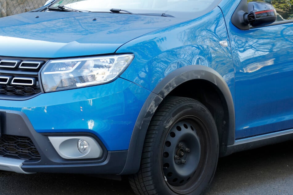 Der Dacia wurde beim Versuch abzubiegen vom Bus gerammt.