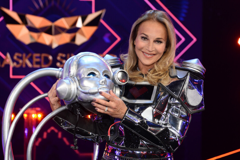 Caroline Beil steht als enttarnte Figur "Der Roboter" in der Prosieben-Show "The Masked Singer" auf der Bühne.