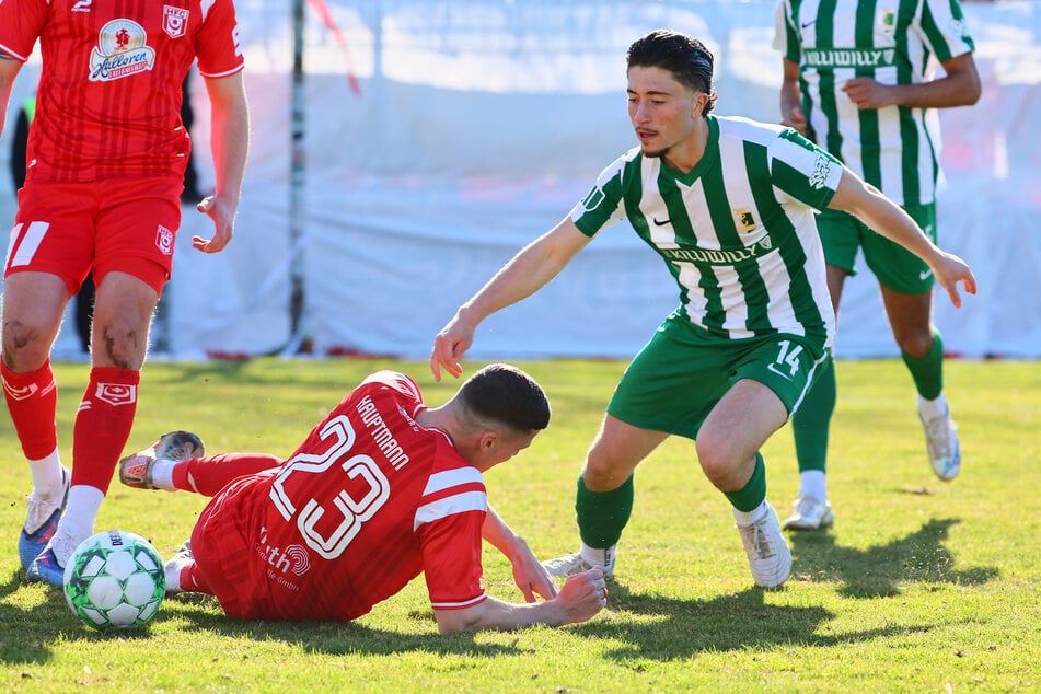Noch nicht viel los auf dem Platz. Torraumszenen sind Mangelware.