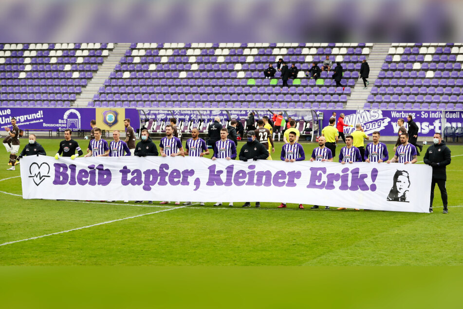 Mit dem Banner machte die Mannschaft auf eine Spendenaktion zugunsten des an Leukämie erkrankten dreijährigen Erik aufmerksam.