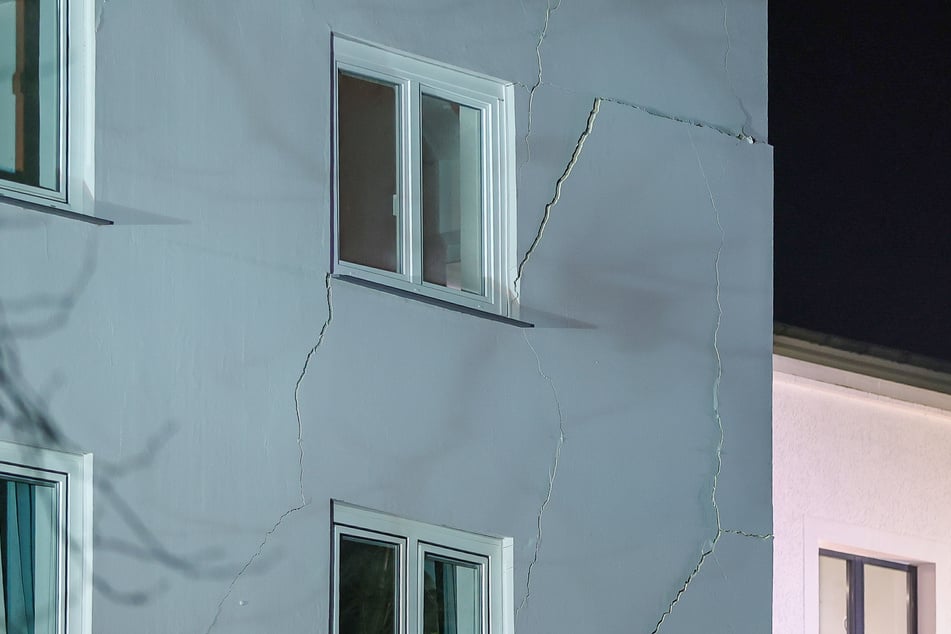 Risse in Wohnhaus entdeckt: Weiteres Gebäude muss abgesperrt werden