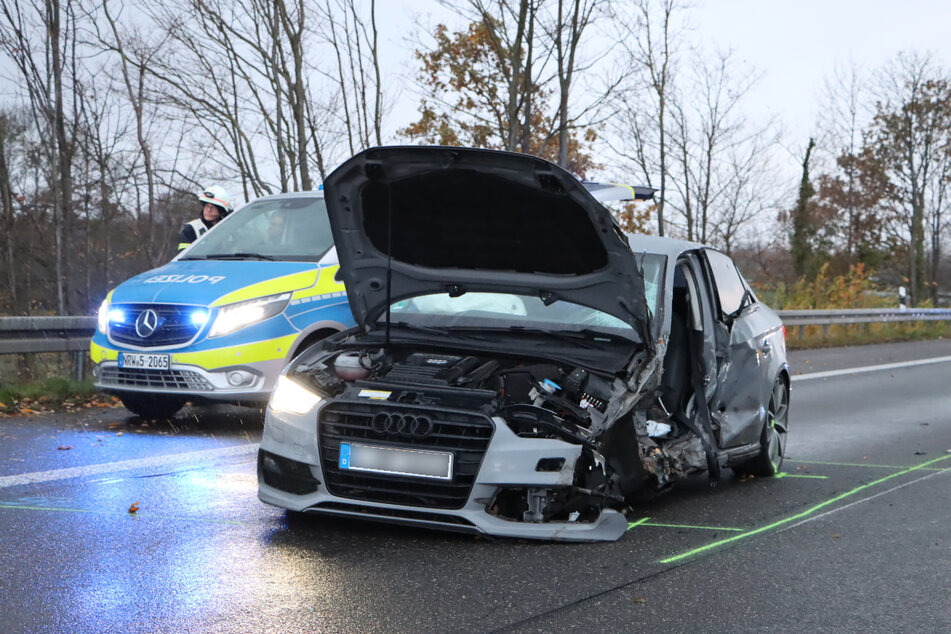 Bei dem Unfall auf der A553 wurden die beiden Fahrer schwer verletzt.