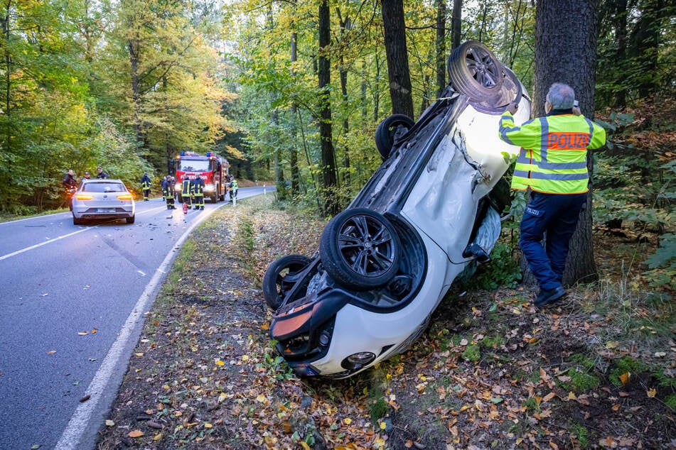 Auf der S164 ist eine Nissan-Fahrerin (71) in den Gegenverkehr geraten und hat sich daraufhin überschlagen.