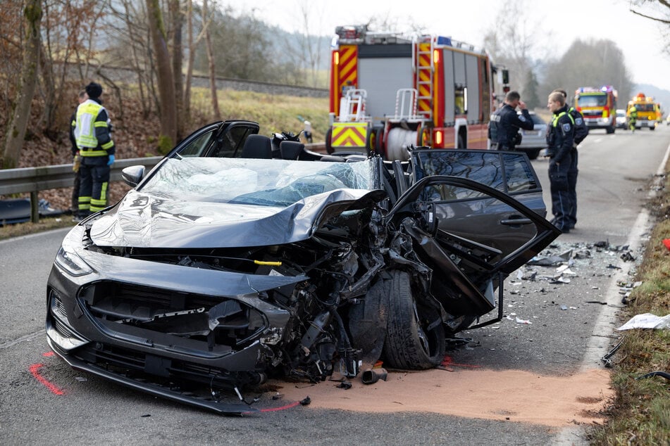 Die beteiligten Autos wurden zum Teil massiv zerstört.