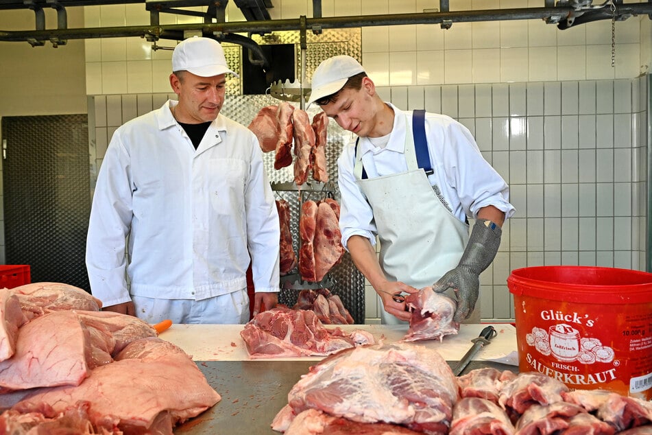 Meister André Heinig (47) zeigt Sören Kullmann (18), worauf es beim Zerlegen ankommt.