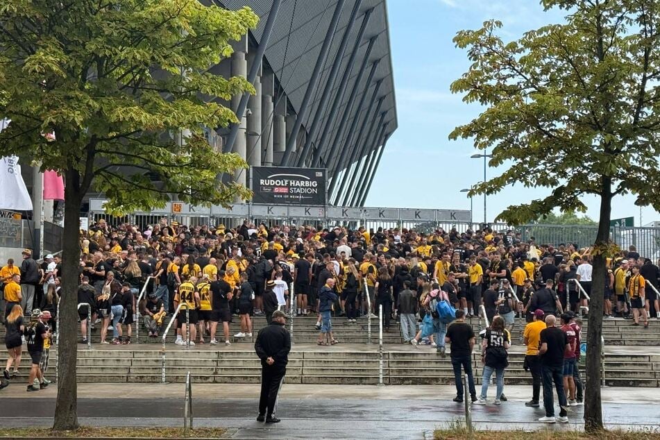 Die Stufen vor dem K-Block füllen sich schon vor der Stadionöffnung.