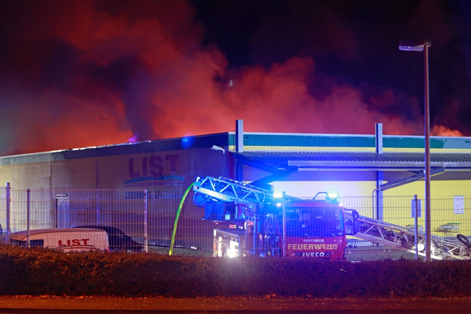 Feuerwehreinsatz im Harz: Großmarkt brennt lichterloh!