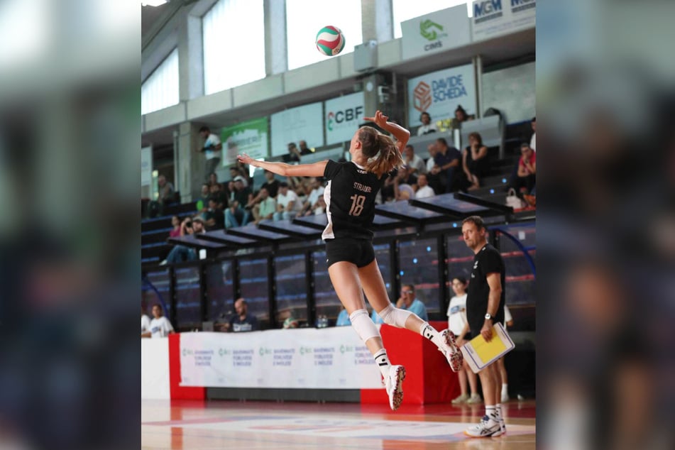 Für ihren neuen Verein "Consolini Volley" schlägt Sarah Straube am Montag das erste Mal in einem Pflichtspiel auf. Es geht gegen Novara.