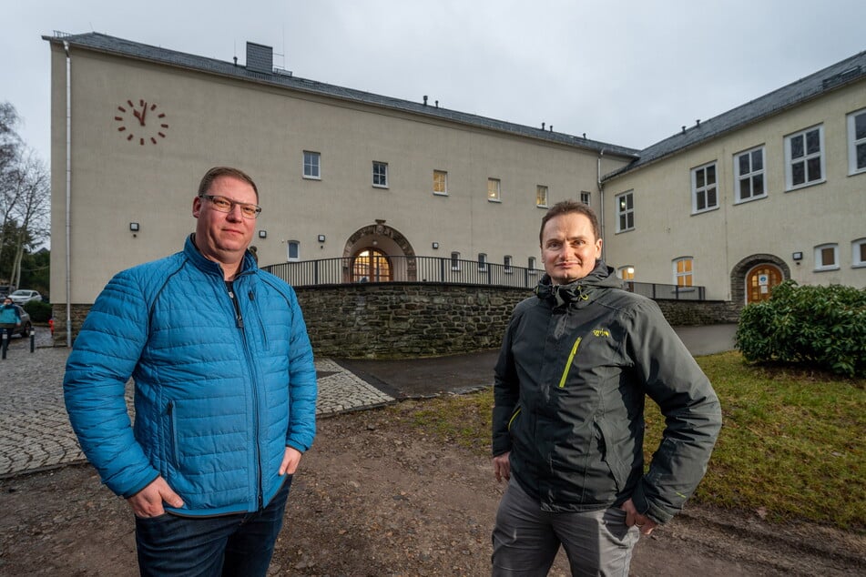 Olaf Bilz (l.) und Mirko Löffler sind Elternräte der Grundschule Reichenhain, sorgen sich aber um die Bildung aller Chemnitzer Kinder.