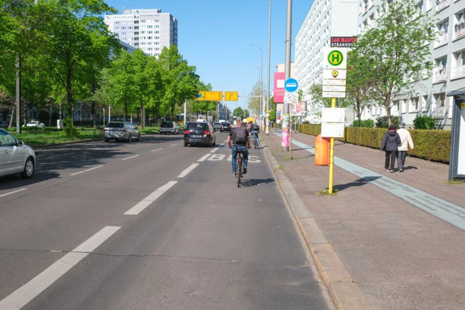 Bislang mussten Radler auf der Otto-Braun-Straße die dortige Busspur nutzen.