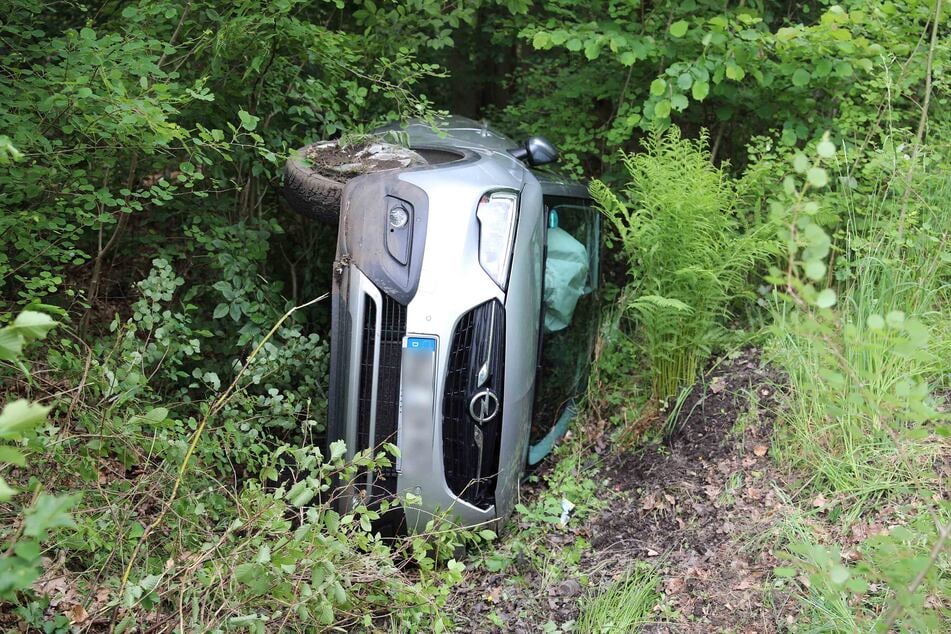 Trotz des heftigen Zusammenstoßes und des Aufpralls im Graben wurde der 66-jährige Opel-Fahrer nur leicht verletzt.