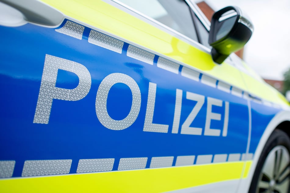 Busfahrer verliert Kontrolle und kracht gegen Autos