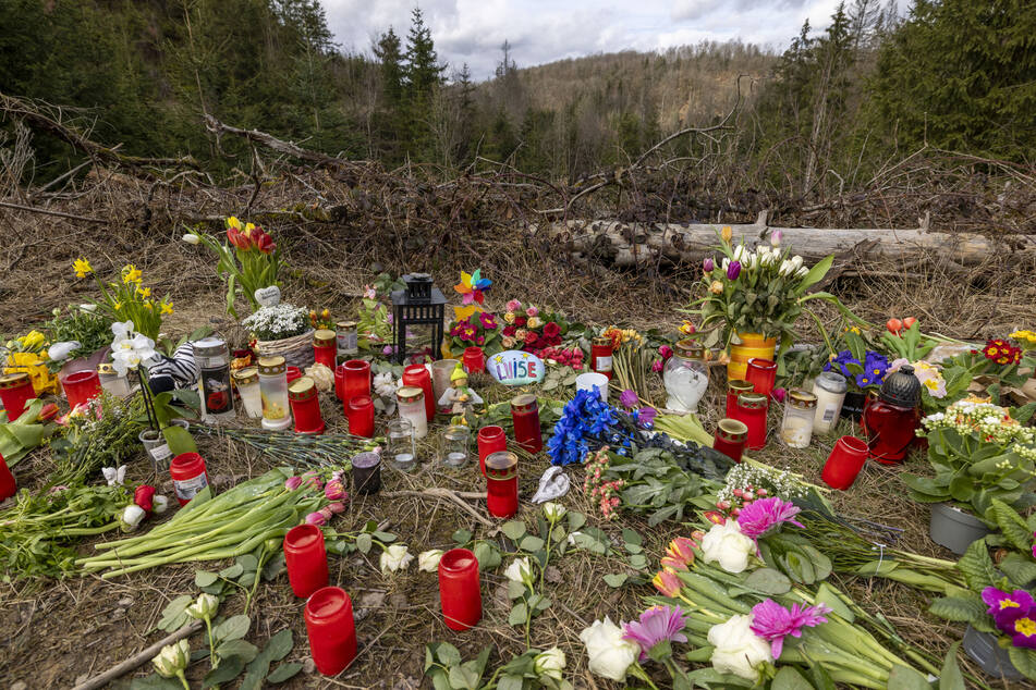 An der Stelle im Wald erinnern Blumen und Kerzen an Luise, die am 11. März gewaltsam umgebracht wurde.