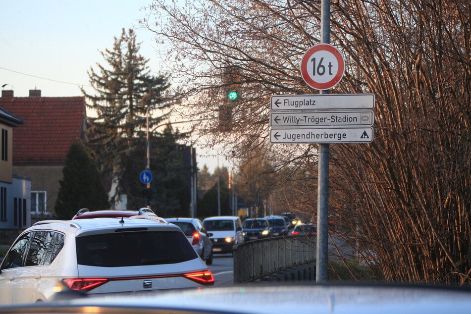 Fahrzeuge über 16 Tonnen dürfen die Wesenitzbrücke in Richtung Dresden nicht mehr nutzen.