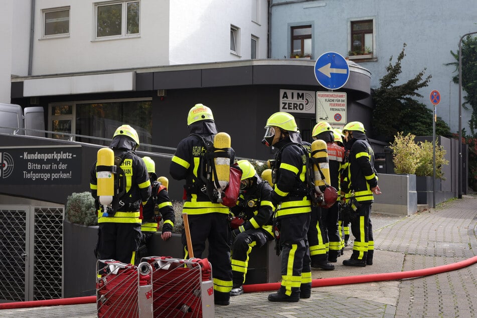 Das Feuer im Keller der Schießstätte im Frankfurter Stadtteil Oberrad sorgte für einen Großeinsatz der Feuerwehr.