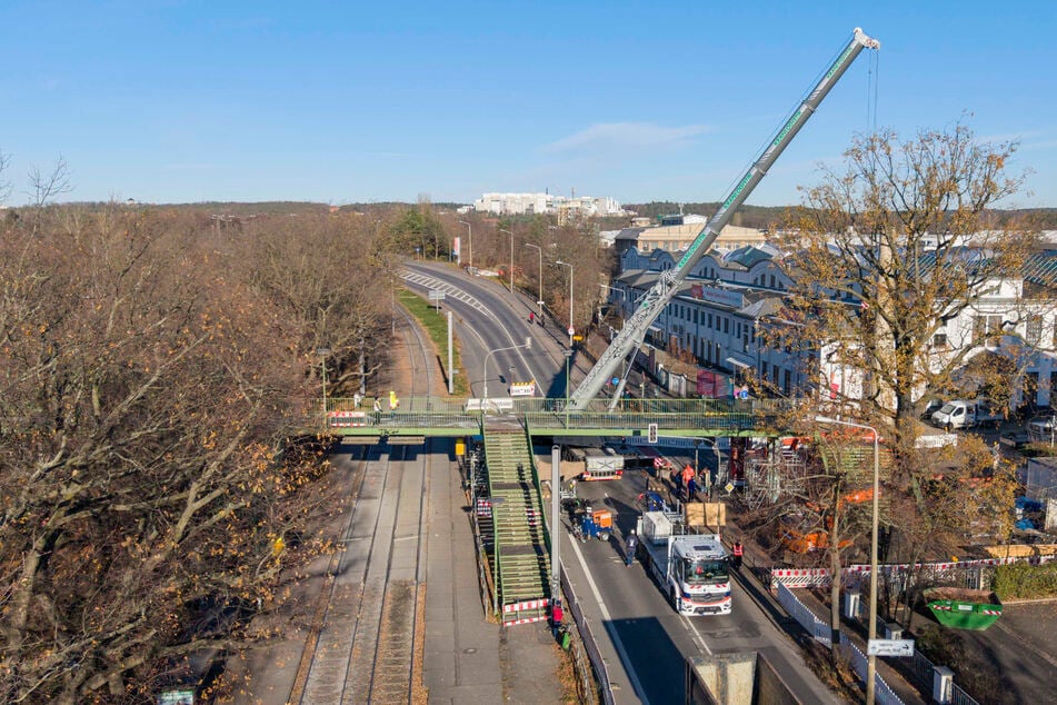 Die Fußgängerbrücke verbindet das Industriegelände mit der S-Bahn-Haltestelle.