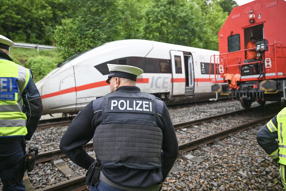 Zwei Waggons eines ICE mit 185 Passagieren an Bord sind am späten Samstagabend nach einem Erdrutsch bei Schwäbisch Gmünd entgleist. Die Bahn warnte vor Reisen in den Süden.