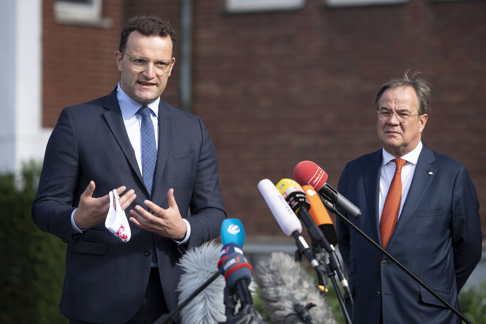 Jens Spahn (40, CDU, l.) und Armin Laschet (59, CDU) besuchen am heutigen Dienstag die Räume in der Arena, die zurzeit für die Impfungen vorbereitet werden (Archivbild).