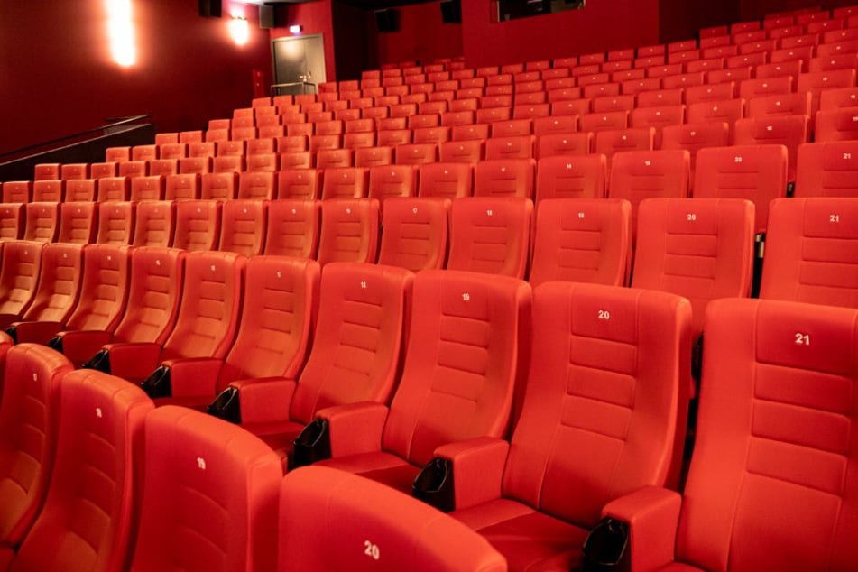 Die leeren Sitze im Kinosaal des Cineplex Alhambra könnten sich in Zukunft wieder zur Hälfte füllen.