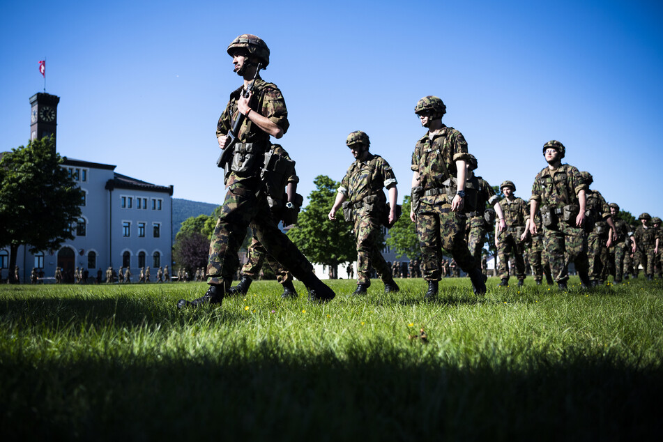 Soldaten der Schweizer Armee. Nur wenige Frauen sind bei dem Militär dabei. (Symbolbild)