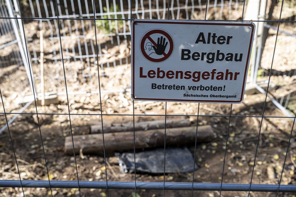 Ein Schild warnt vor dem Betreten des alten Erzgebirgs-Stollens.