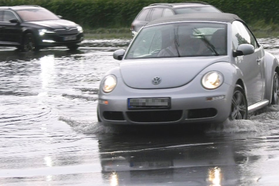 Lokale Unwetter mit Starkregen sorgten am Montag in Teilen von Hessen für überflutete Straßen.