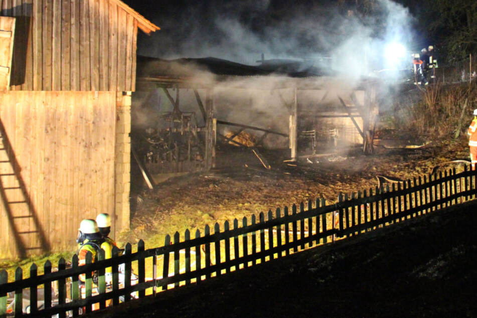 Rauch steigt aus dem Stall empor. Neun Kälber kamen bei dem Brand ums Leben.