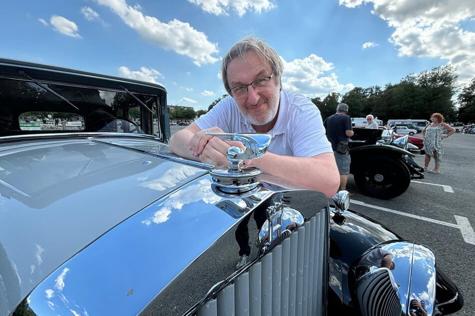 TAG24-Redakteur Bernd Rippert (64) genoss die Fahrt mit dem geflügelten Horch 430.