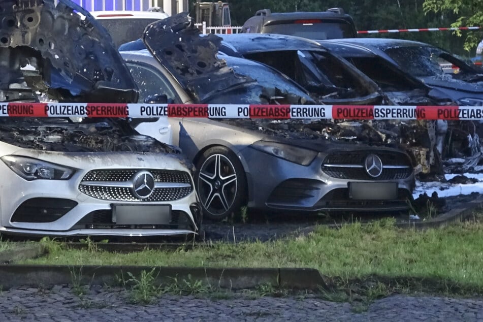 Leipzig: Brandanschlag auf Leipziger Autohaus: Polizei nimmt drei Tatverdächtige fest