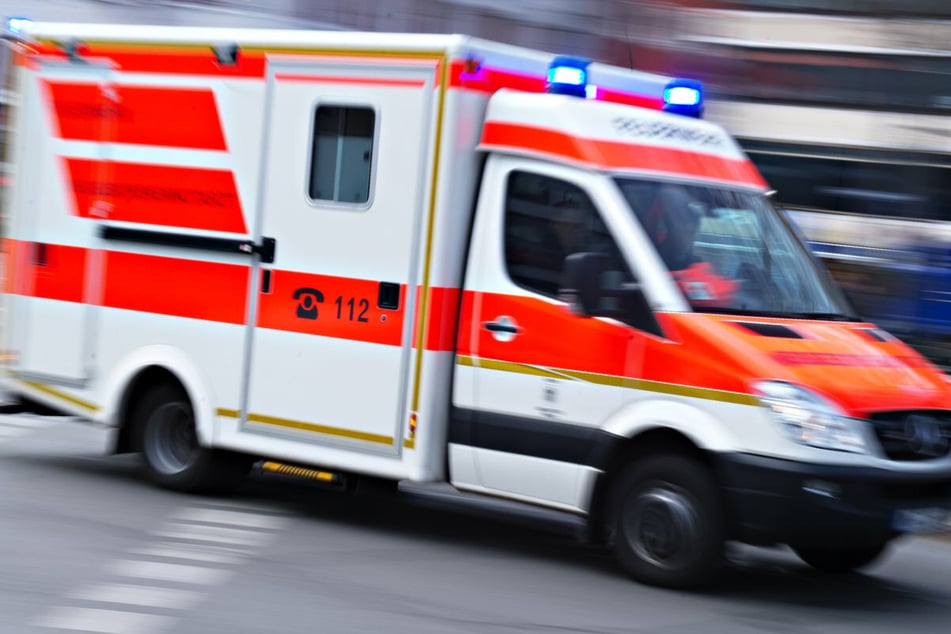 Die Rettungskräfte mussten den 36 Jahre alten Kletterer nach dem schweren Unfall zur Behandlung in ein Münchner Krankenhaus bringen. (Symbolbild)