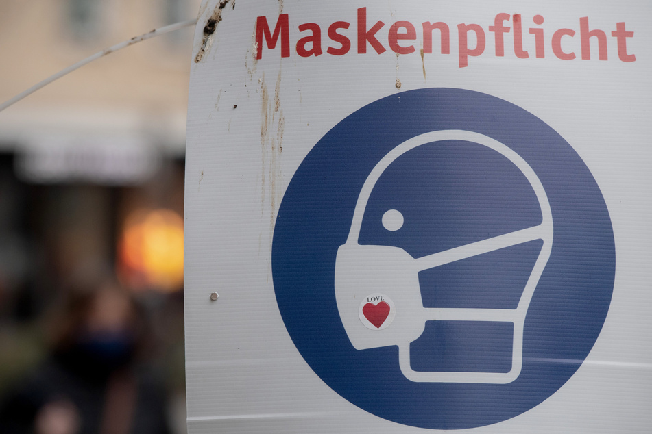 In NRW wollen auch nach einem Wegfall der Maskenpflicht 57 Prozent der Bürgerinnen und Bürger weiterhin eine Maske tragen.