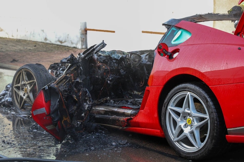 Der Sportwagen wurde durch die Flammen vollständig zerstört.