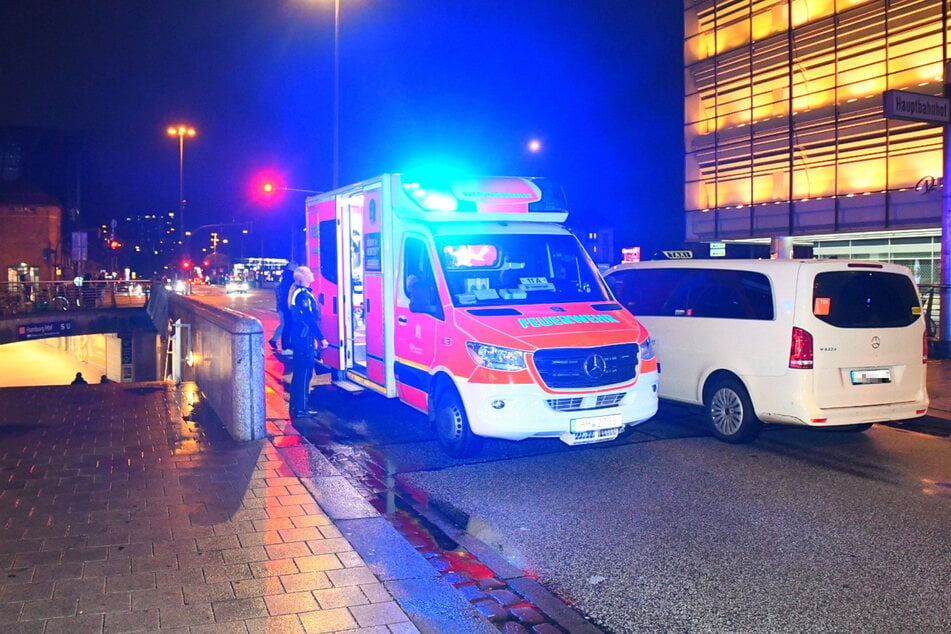 In Hamburg ist ein Mann am gestrigen Freitag beim Überqueren der Mönckebergstraße von einem Taxi erfasst worden. Er erlitt eine Kopfverletzung.